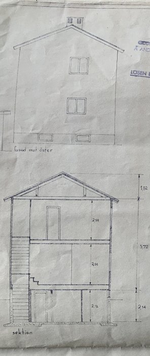 Gammal ritning av en egnahemsvilla med måttangivelser, fasad mot öster och en sektion av huset.