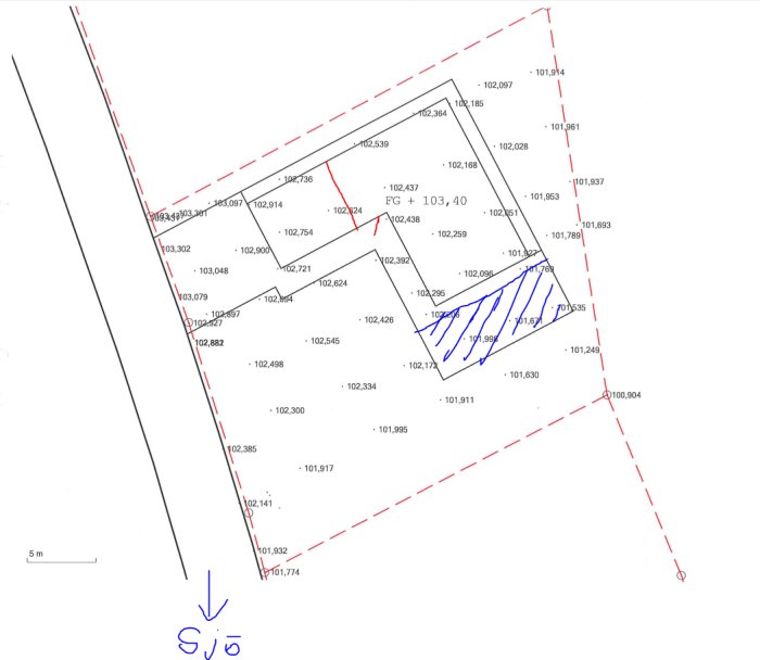 Teknisk ritning av en tomt med markerade höjdnivåer och föreslagen placering för ett hus med garage, inklusive uppmätta punkter och sluttning mot en sjö.