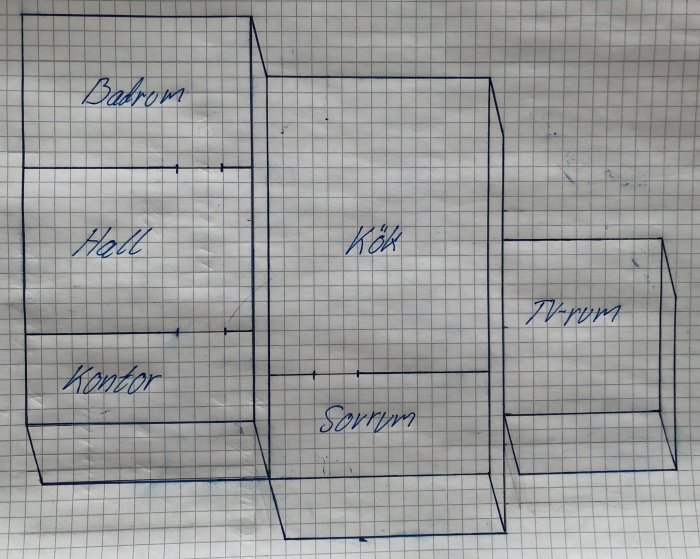 Ritad skiss över hus med rum och rördragningar markerade, inklusive golvvärmens koppling under trappan.