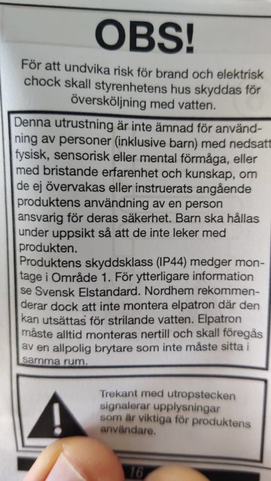 Instruktionsmanual för handdukstork som varnar för elrisk och förklarar IP44-klassificering och installationsområde.