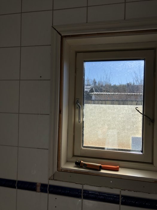 Avlägsnat fönsterfoder i badrum visar vägg utan fuktspärr, ca 1,5 m från duschområdet.