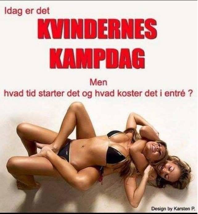 Två glada kvinnor i bikini som ligger på ryggen och håller i varandras ben med texten "Kvindernes kampdag".