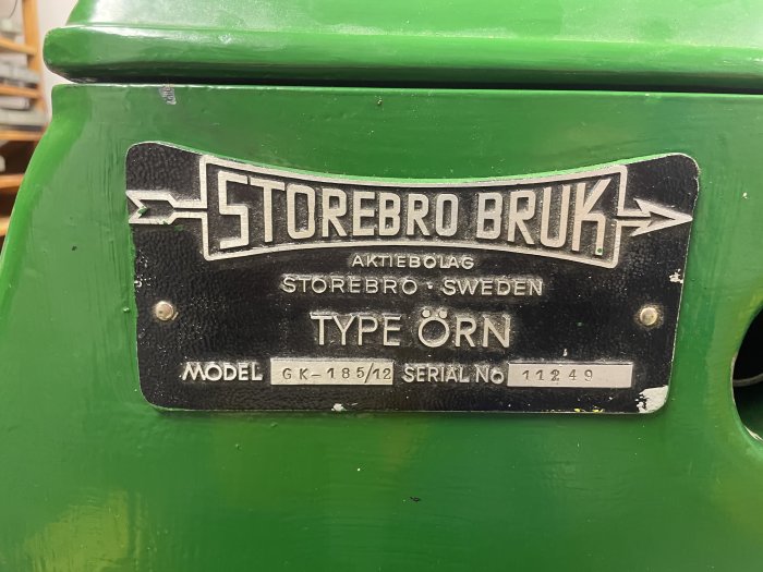 Skylt på grön svarv med texten "STOREBRO BRUK AKTIEBOLAG STOREBRO - SWEDEN MODEL G K-185/2 SERIAL No 11249".