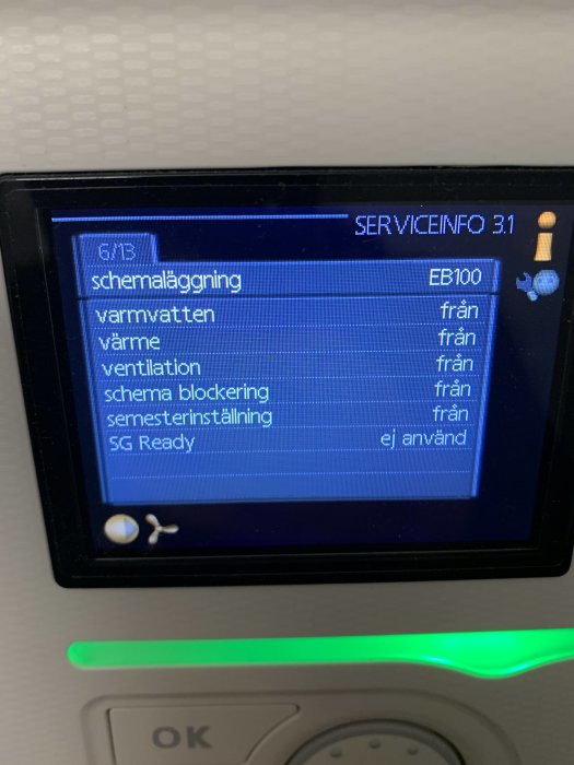 Värmepumpens display visar en serviceinformation meny med val som schemaläggning och varmvatteninställningar.