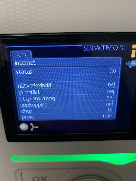 Display av värmepumpens servicemeny som visar nätverksinställningar och statusindikatorer.