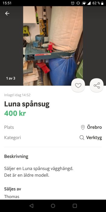 Begagnad Luna spånsug monterad på vägg i verkstad med diverse verktyg och material synliga runtomkring.