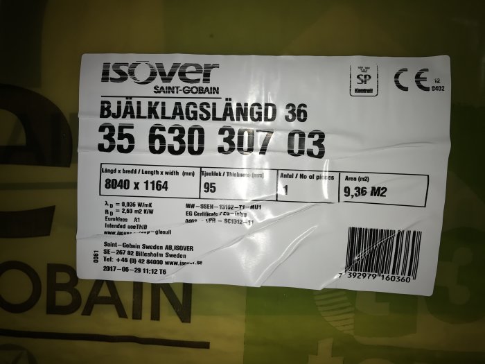 Etikett på en rulle Isover bjälklagsisolering med teknisk information och mått.