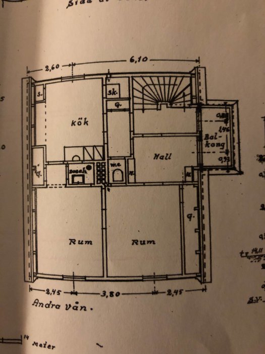 Ritning av andra våningen i ett flerfamiljshus visar kök, hall, trapphus och två rum tänkta för renovering.