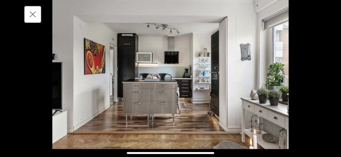 Öppen planlösning med vardagsrum och kök, befintligt Ikea kök, integrerade vitvaror, element och fönster detalj.