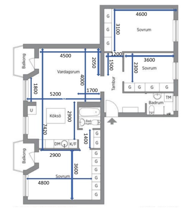Arkitektritning av en lägenhet med mått, inklusive kök, vardagsrum och sovrum.
