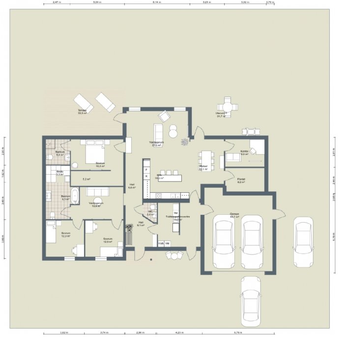 Arkitektonisk ritning av enplanshus med möbler, terrass och grön yta runtom, inritad på en tomt som är 30x30 meter.
