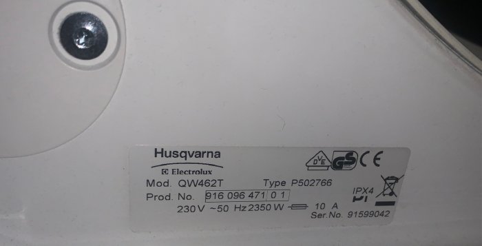 Typskylt på en Husqvarna QW462T-tvättmaskin med model- och serienummer.