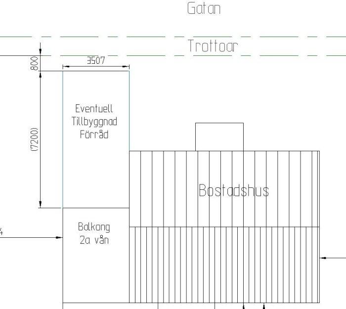 Ritning över tänkt tillbyggnad för förråd intill bostadshus, med måttangivelser och placering vid gata.