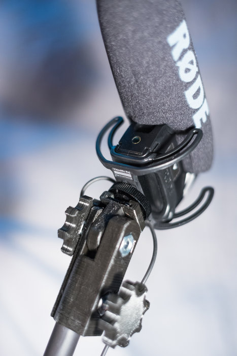 3D-utskrivet mikrofonfäste monterat på en mikrofonarm.