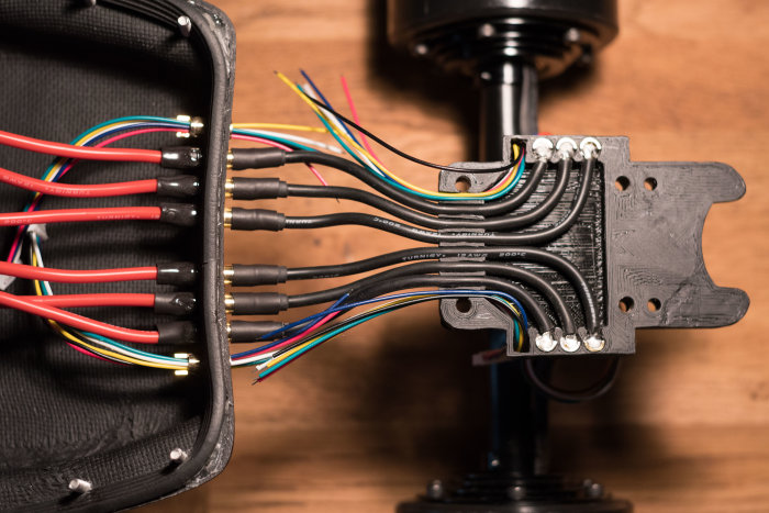 3D-utskriven fästdel för elektriska kablar på ett elektriskt longboard-projekt.
