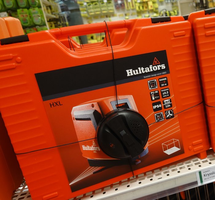 Hultafors mätlaser i orange förpackning på hylla, prissänkt från 1599 till 999 kronor.