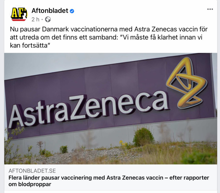 Skylt med texten "AstraZeneca" och företagets logotyp framför en lila byggnad, relaterat till artikel om vaccinationspaus.