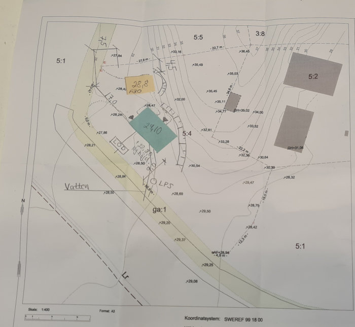 Tomtritning med markerade sonderingspunkter för byggplats, höjdkonturer och angränsande områden.