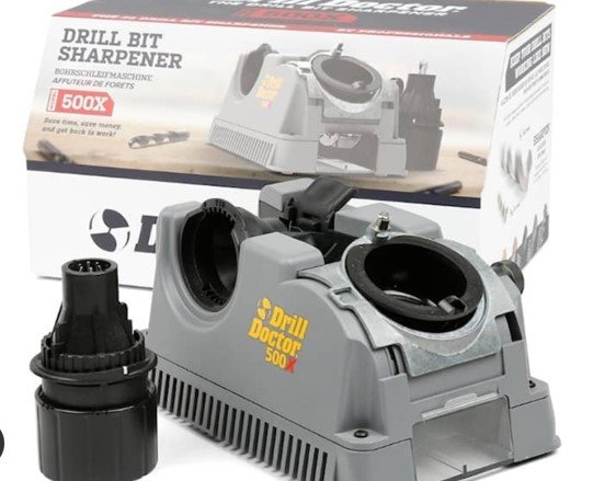 Drill Doctor 500 borrslipningsmaskin framför sin förpackning, för slipning av borrar mellan 5-10 mm.
