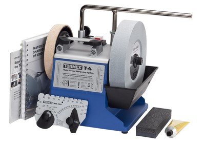 Tormek T-4 slipmaskin med brynjigg och instruktionsbok på arbetsbänk.