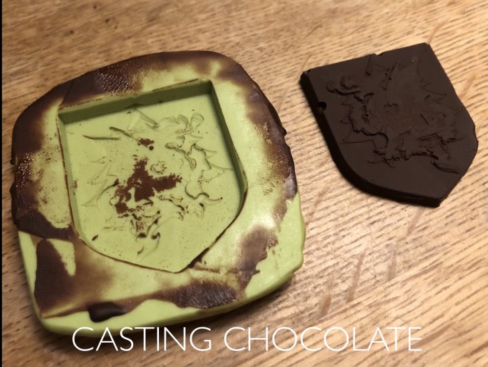 3D-utskriven form och en chokladprägling av en sigillstämpel.