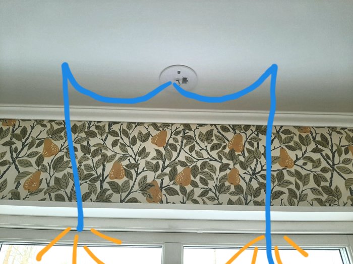 Eluttag i taket med markerade krokar på vardera sida för hängning av skomakarlampor.