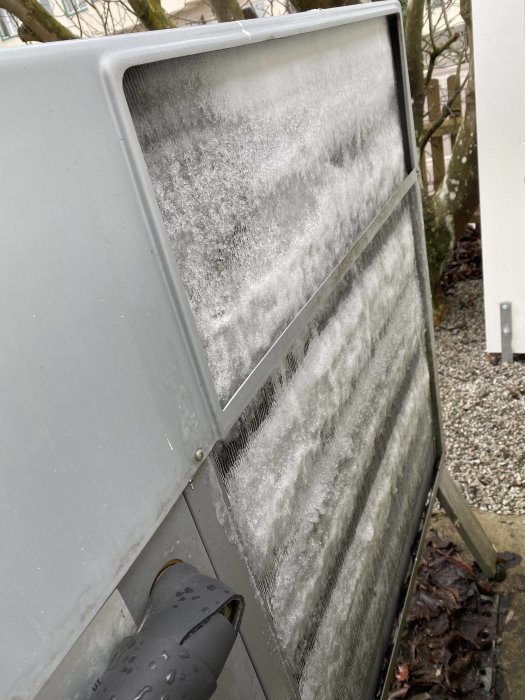 Isbildning på utedelen av en CTC Ecoair värmepump från 2009.