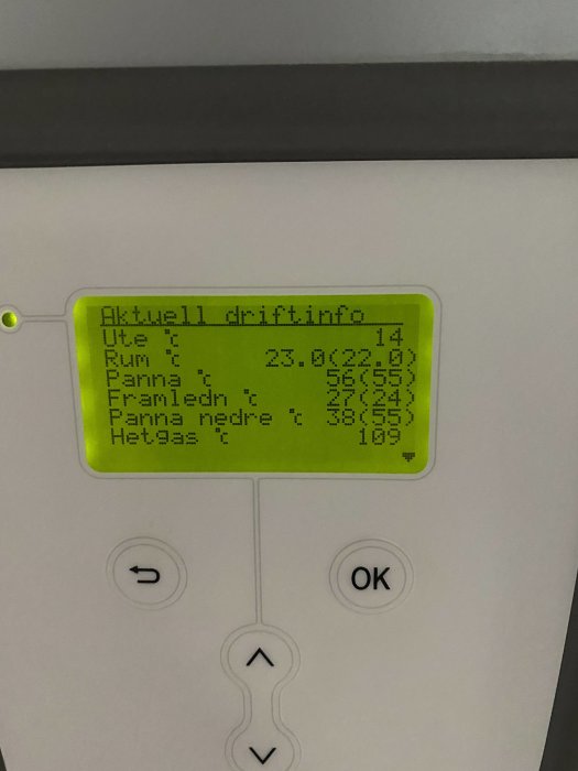 Display av värmepump som visar driftinformation och temperaturdata.