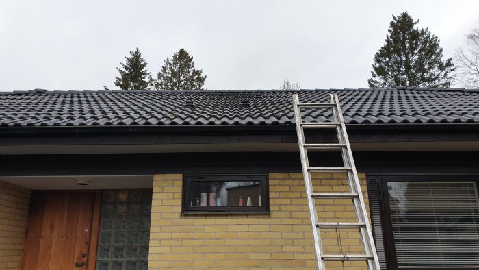 Stegar lutad mot hus med svart tak, stormkåpa synlig och yttermått angivet.