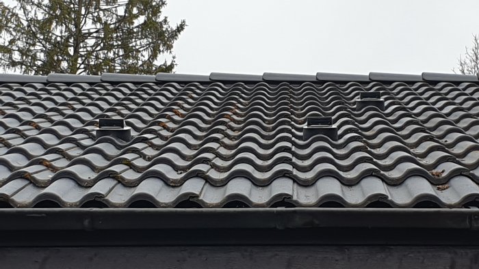 Åtgärdat tak med stormkåpa, totalhöjd 70mm syns ovanför takpannorna.
