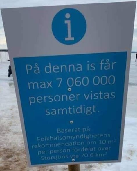 Informationsskylt med texten "På denna is får max 7 060 000 personer vistas samtidigt" ute i snöigt landskap.