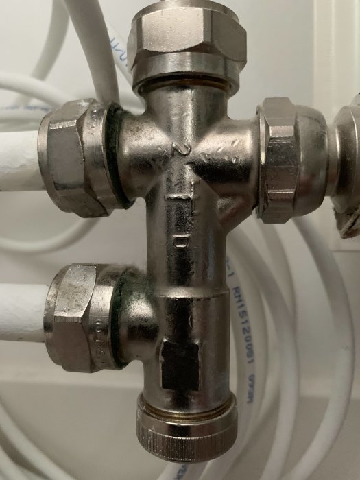 Kopplingar och rör på en vatteninstallation, närbild på en vinklad ventil.