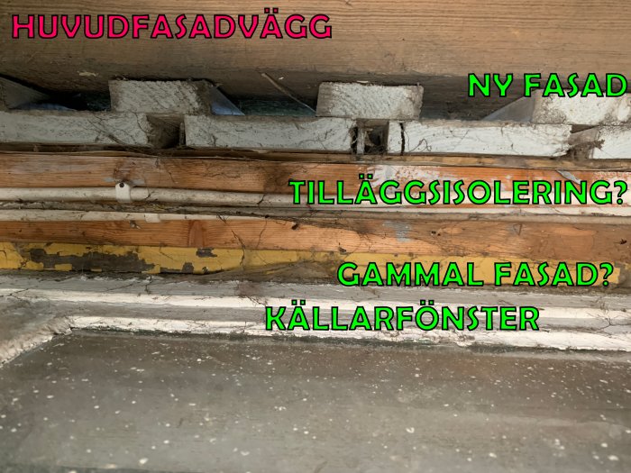 Del av fasad som visar olika lager av isolering och trä, samt etiketter som frågar om tilläggsisolering och luftspalt.