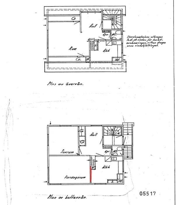 Gamla ritningar från 1939 på en bostadens övervåning och bottenvåning, med en rödmarkerad vägg mellan kök och vardagsrum.