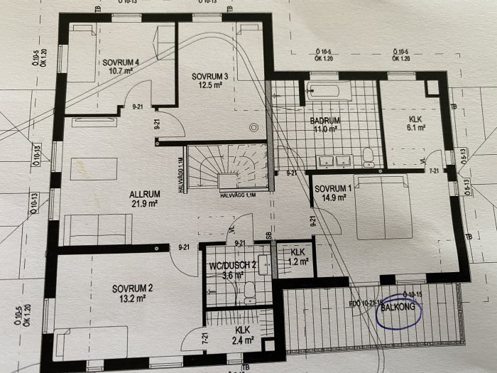 Skiss av husplanlösning med etiketterade rum och mått, inklusive balkong och badrum.