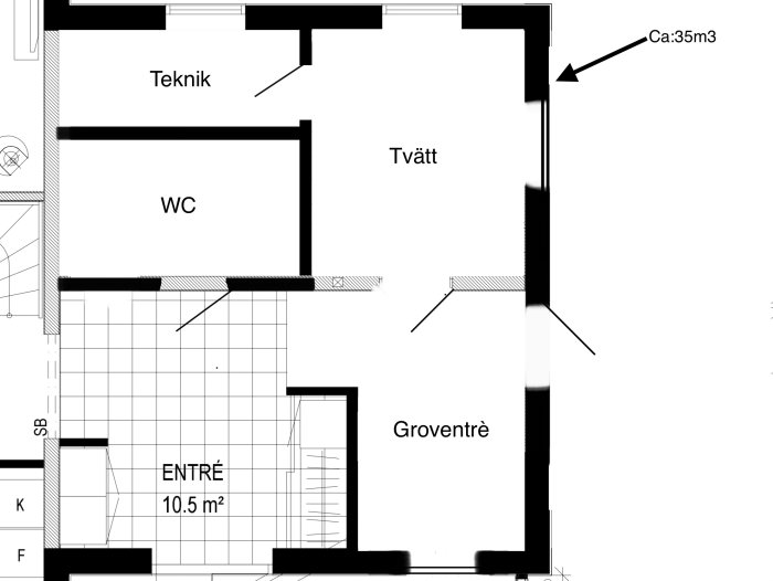 Ritning av husplan med teknikrum, WC, tvätt, och entré anmärkt som eventuellt borttagbara för kostnadsbesparing.