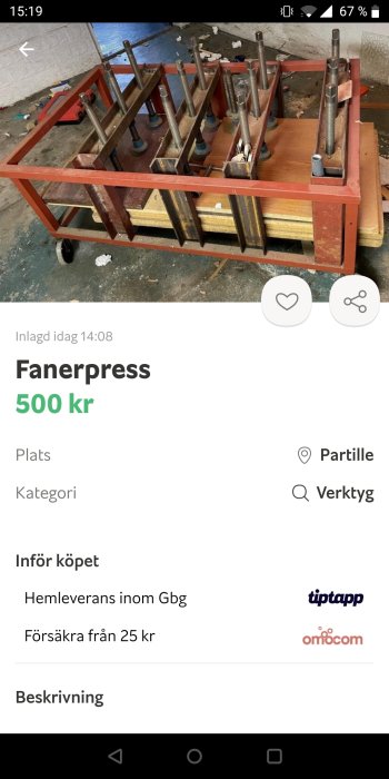 Begagnad fanerpress på en pall, med flera presskruvar och arbetsmaterial, till salu för 500 kr.