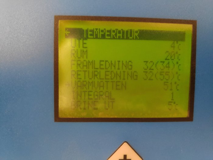 Digital display på en värmeanläggning visar temperaturinställningar och värden.