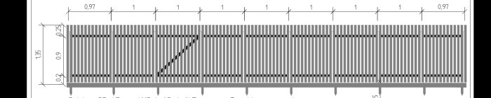 Skalenlig ritning av ett staket med måttangivelser, visar stolpar, spikreglar och spjälor i grå nyanser.