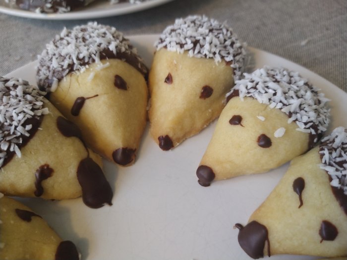 Hembakade igelkottar av smördeg dekorerade med smält choklad och kokos för att likna taggar, ögon och nos.