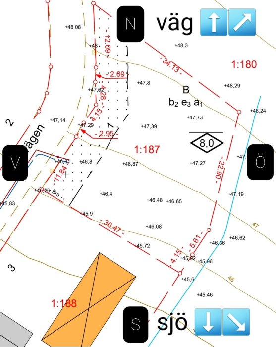 Tomtskiss med höjdkurvor, kompassriktning och markerad plats för enplanshus, nära en väg och med sjöutsikt.