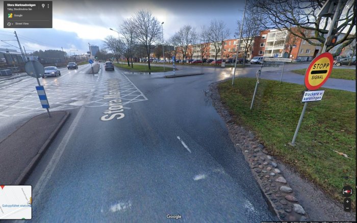 Trafikkorsning på Marknadsvägen i Täby med stopplinje, stoppskylt och uppmaningsskylt att inte blockera korsningen.