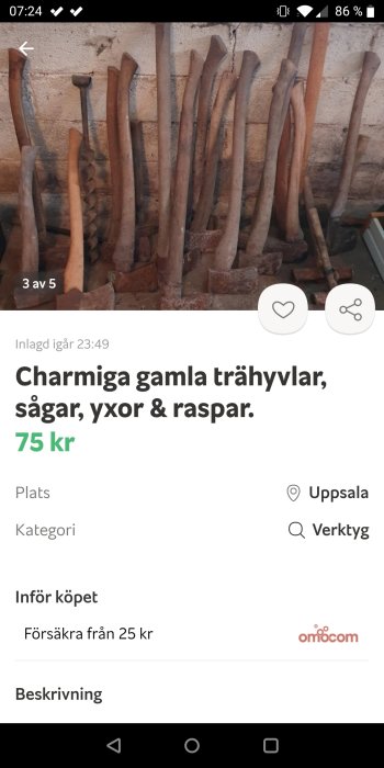 Samling av gamla trähantverksverktyg inklusive yxor och trähyvlar mot en tegelvägg.