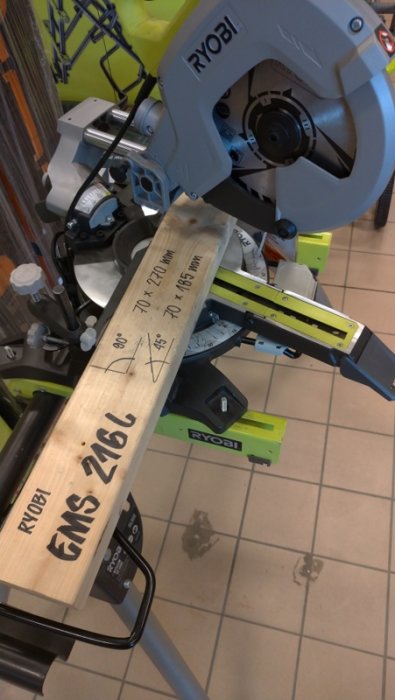 Ryobi ems216l geringssåg med uppmärkt träbräda framför på Bauhaus.