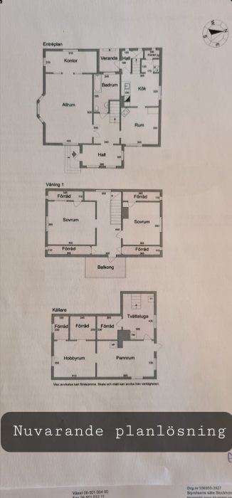 Planritning av ett hus med markerade rum på entréplan, övervåning och källare.