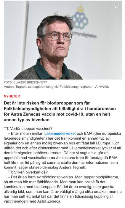 Person med allvarligt uttryck framför en logga med text.