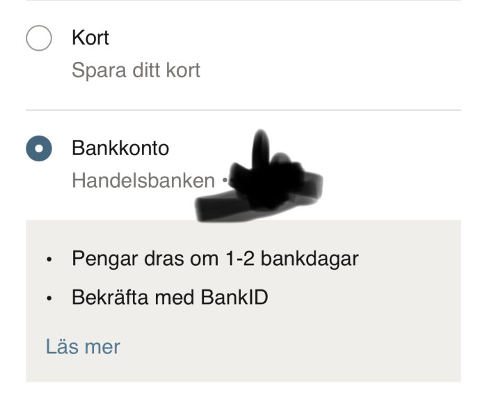Skärmdump av betalalternativ med markerat bankkonto, Handelsbanken logotyp censurerad, och text om banköverföring.