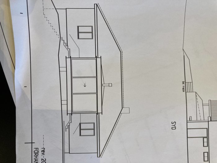 Ritning av en hussektion med markerade mått och planlösning för två våningar.