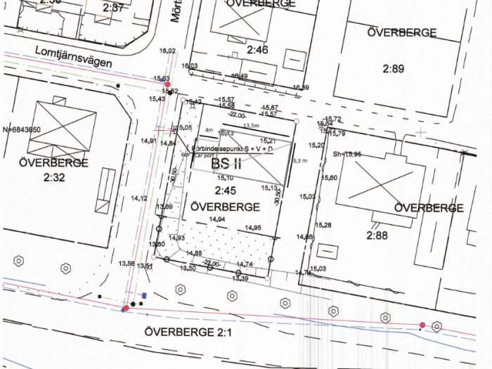 Fastighetstomt med måttangivelser, gränsande byggplatser och omgivande vägar på en detaljplan.