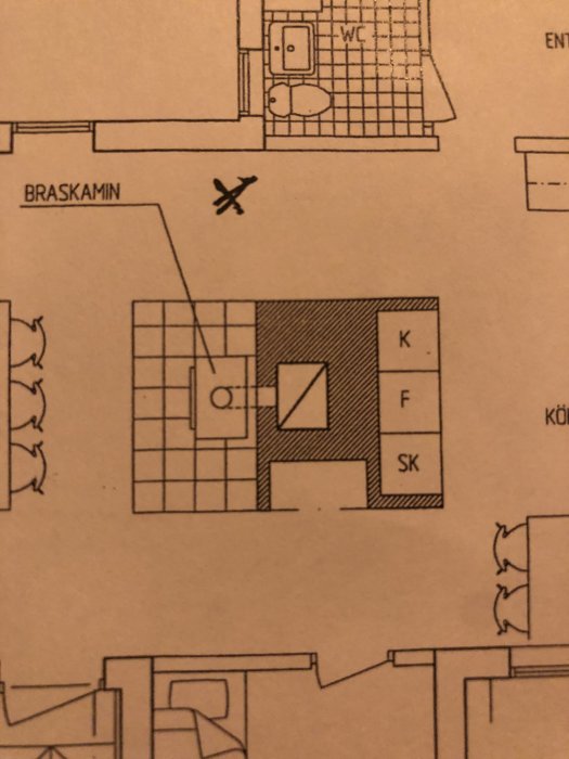 Ritning av ett husplan som visar murstock, rum och WC. Fokus på murstock och närliggande väggar.